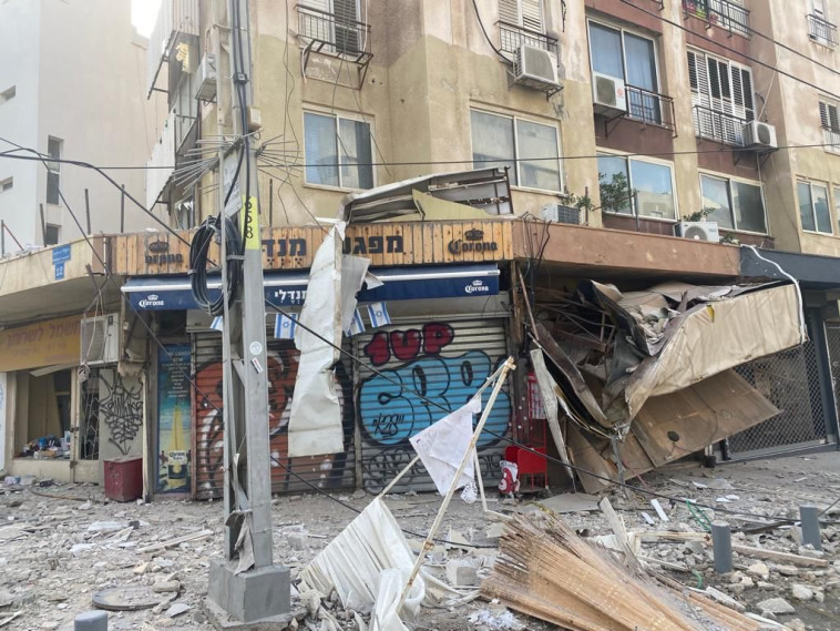 פגיעת טיל בעסק בתל אביב