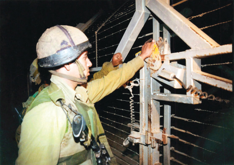 מאי, 2000 סגירת השער