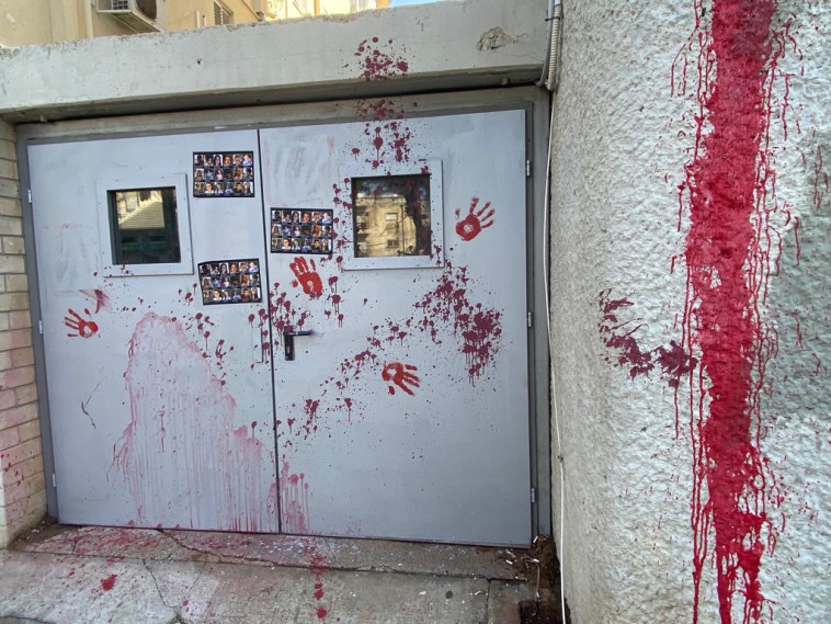 אלמונים ריססו באדום בכניסה למצודת זאב