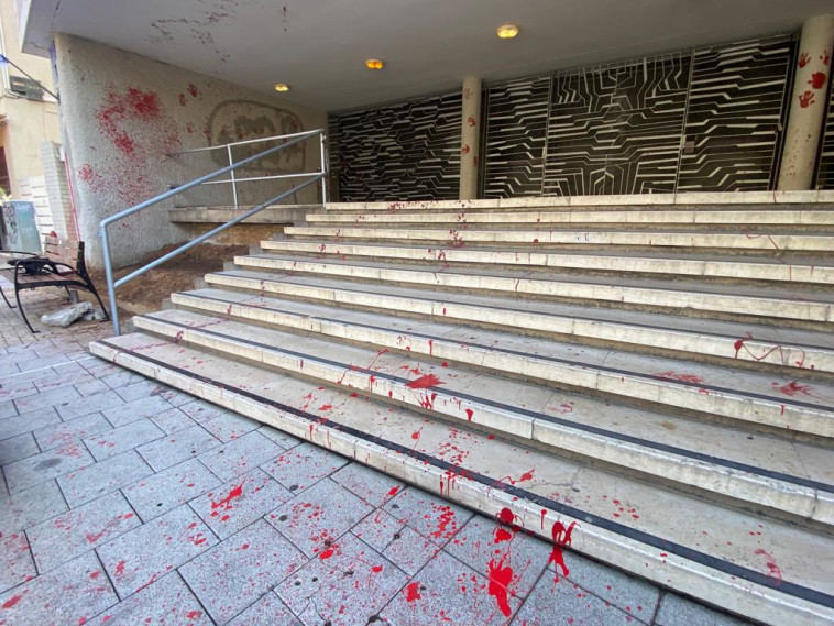 אלמונים ריססו באדום בכניסה למצודת זאב