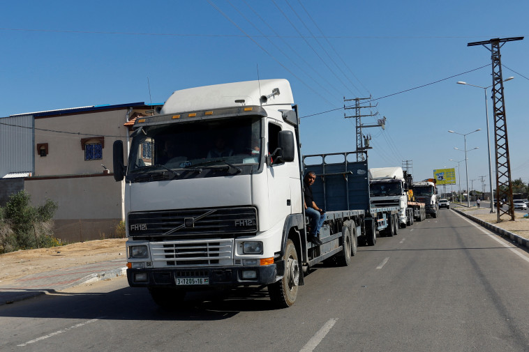 משאיות עם ציוד הומניטרי במעבר רפיח (צילום:  REUTERS/Ibraheem Abu Mustafa)