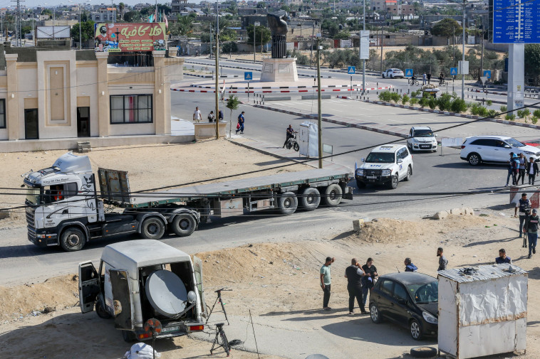 משאיות ממתינות לציוד הומניטרי במעבר רפיח (צילום: Atia Mohammed/Flash90)