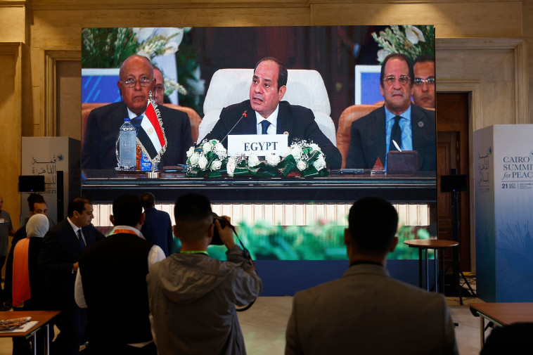נשיא מצרים במהלך הפסגה בקהיר (צילום: AFP via Getty Images)