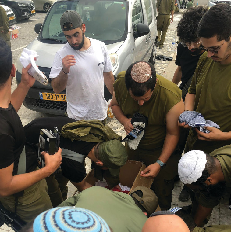 חיילים מקבלים את הציוד שנשלח אליהם מתרומות חרדים