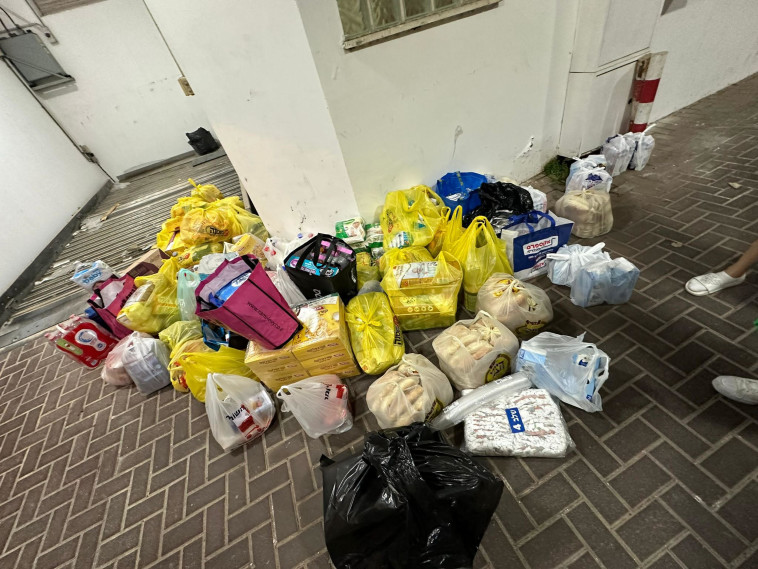 חיילים מקבלים את הציוד שנשלח אליהם מתרומות חרדים