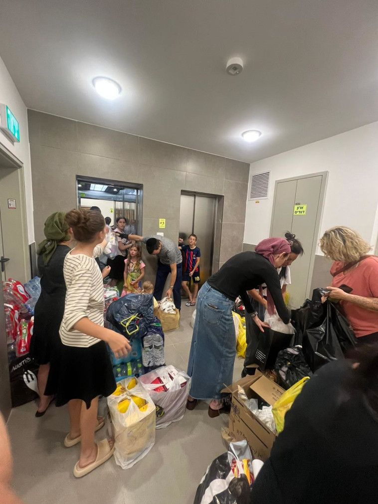 נקודת איסוף תרומות בביתה של לילך עמר רמת גן