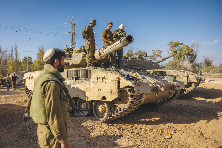 כוח שריון ישראלי ליד גבול עזה (צילום: יונתן זינדל, פלאש 90)