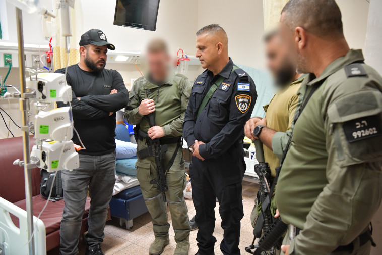 השוטרים שהצילו את חייו של עטאללה בן ה-5 ליד מיטתו בבית החולים