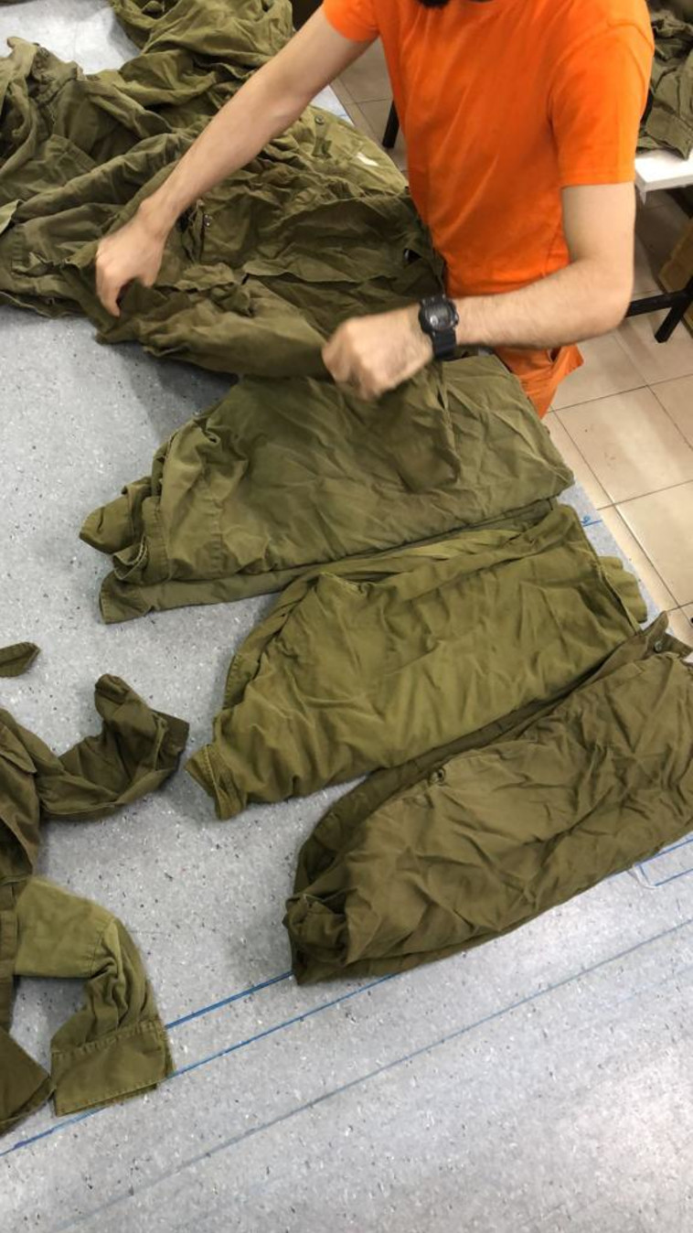 אסירים מקפלים מדי צה''ל