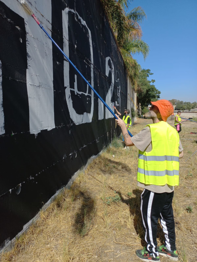 כתובת הגרפיטי הגדולה בישראל צוירה בקריית מוצקין על קיר אקוסטי (צילום: מורדי אלון)