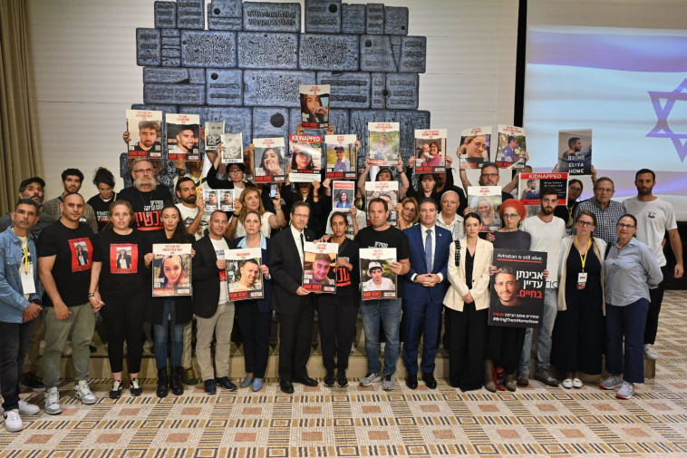 הנשיא הרצוג ומשפחות החטופים
