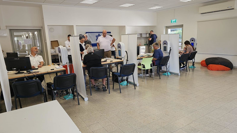 לשכה ניידת של רשות האוכלוסין וההגירה בקיבוץ משמר העמק