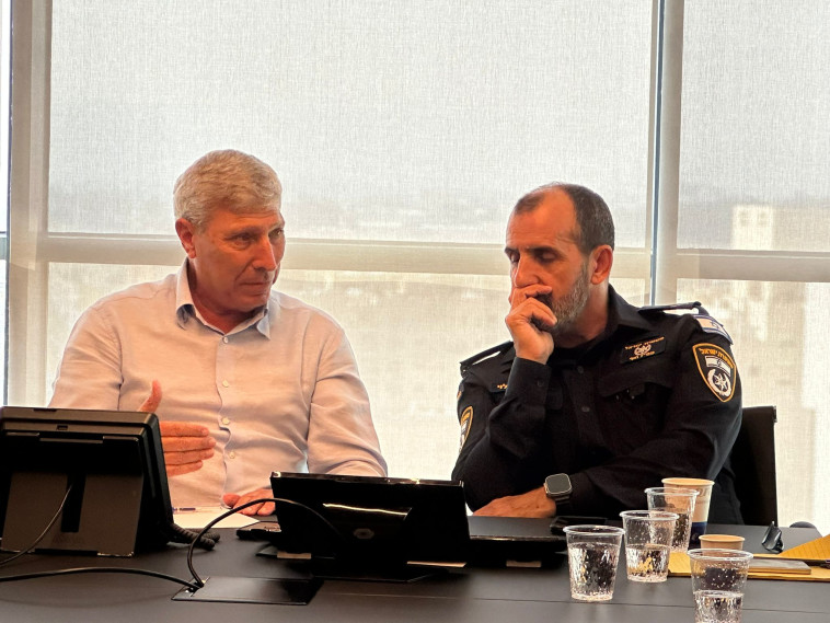 ראש העיר קרית אתא יעקב פרץ עם מפקד מחוז חוף ניצב דני לוי, מפקד המרחב ומפקדי התחנות