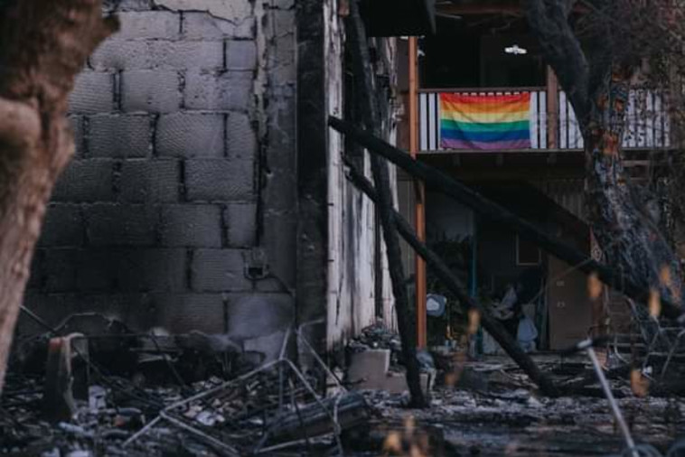 ''משקפות ומראות את ההיסטוריה''