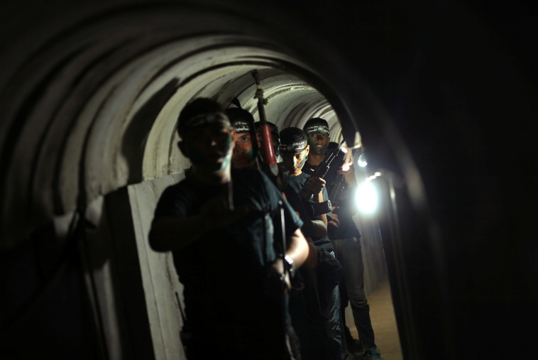 פעילי חמאס במנהרות של עזה (צילום: רויטרס)