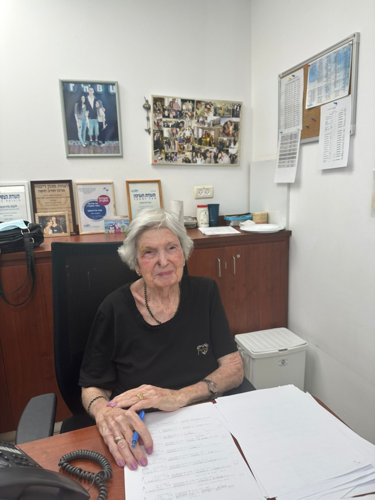 אוולינה יוטקוביץ' בת ה-96 מחיפה, ממשיכה להגיע למרפאה בחיפה 