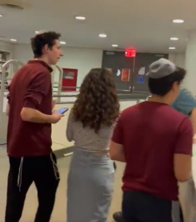 סטודנטים יהודים נעולים בספריה במכללת קופר (צילום: מתוך טוויטר)