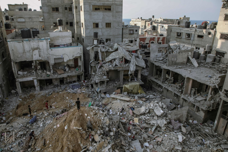 תקיפות צה''ל בעזה, מבצע חרבות ברזל (צילום: Youssef Alzanoun / Middle East Images / Middle East Images via AFP)