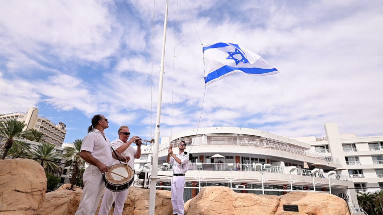 כבוד לדגל. קלאב הוטל