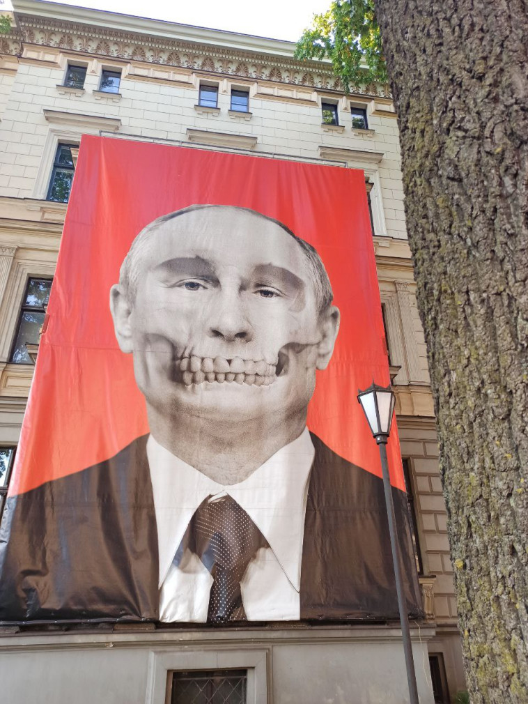 הפוסטר שנתלה מול שגרירות רוסיה (צילום: צלי גרינברג)