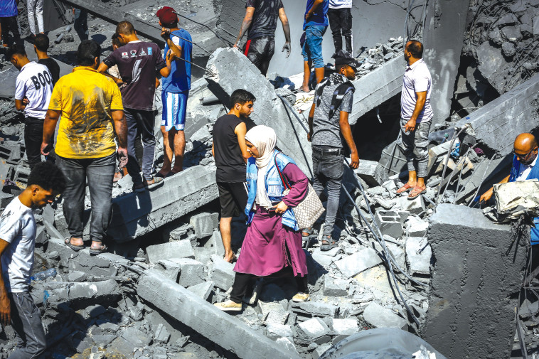 בניין בחאן יונס לאחר הפצצה ישראלית (צילום: עטיה מוחמד, פלאש 90)