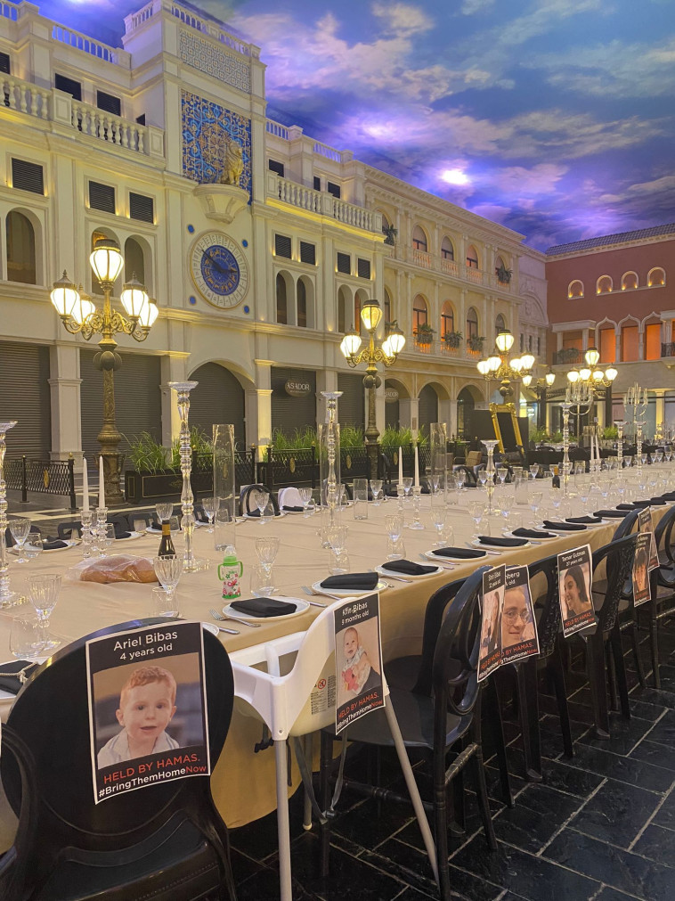 מיצג שולחן השבת להשבת החטופים במתחם דיסיטי