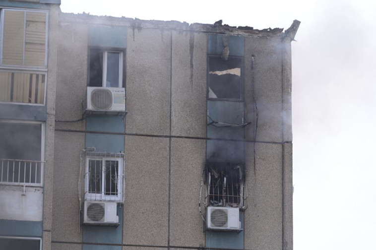 פגיעת רקטה בבניין בתל אביב