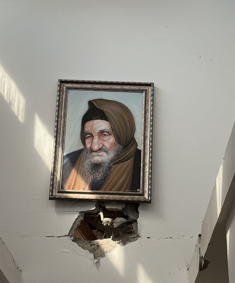 תמונתו של הבאבא סאלי ליד נזק שנגרם מירי הרקטה