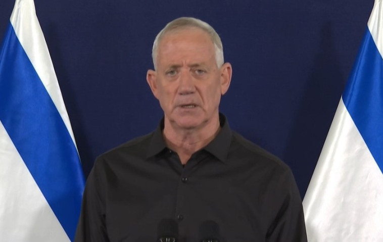 בני גנץ במסיבת עיתונאים