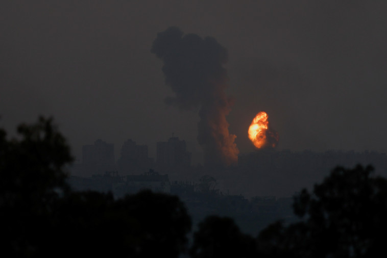 תקיפה של צה''ל ברצועה (צילום: REUTERS/Amir Cohen)