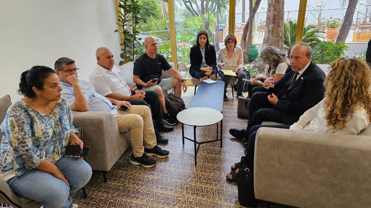 מתניהו אנגלמן בפגישה עם מפונים מעוטף עזה ומהצפון