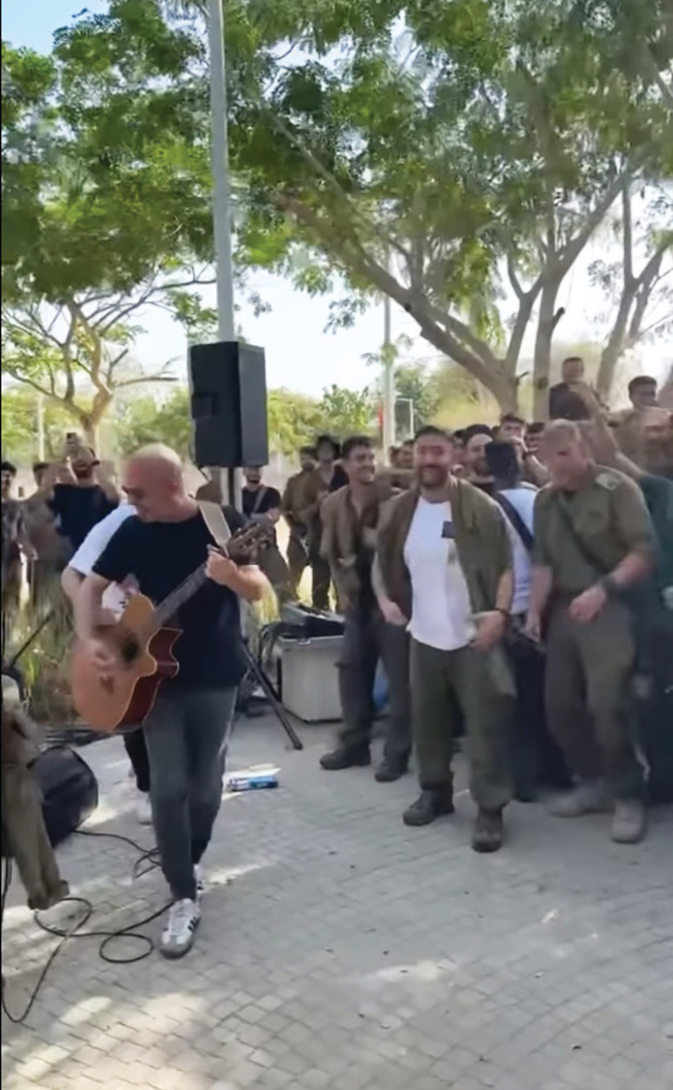 עילי בוטנר מופיע בפני חיילים