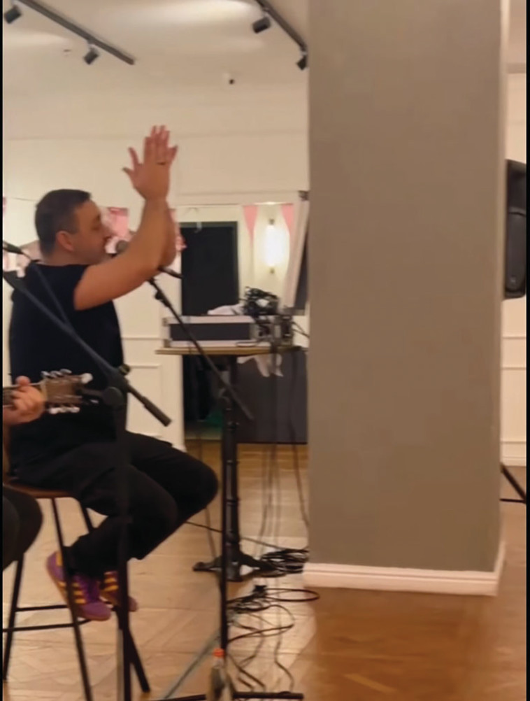 קובי אפללו בהופעה בפני מפוני העוטף 