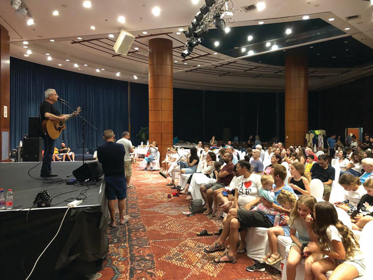 חנן יובל מופיע בפני מפוני קיבוץ מגן בים המלח