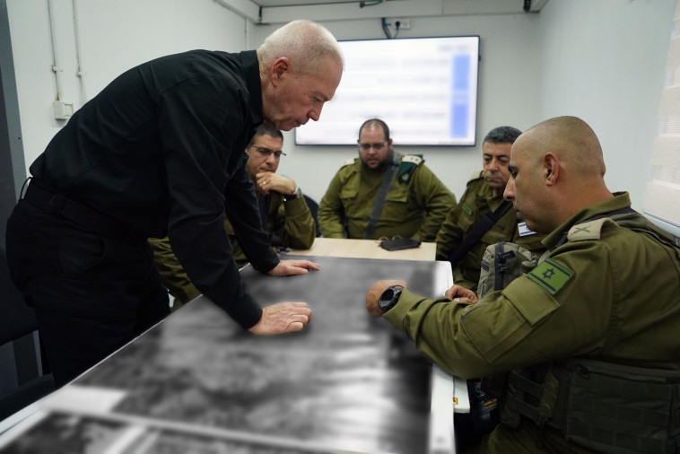 יואב גלנט בשטח כינוס של אחת האוגדות הפועלת בעזה (צילום: אלעד מלכה)