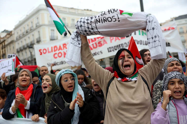 הפגנה פרו-פלסטינית במדריד (צילום: רויטרס)