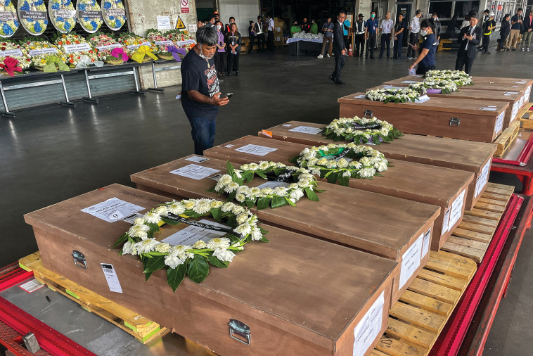ארונותיהם של עובדים תאילנדים שנהרגו בחרבות ברזל