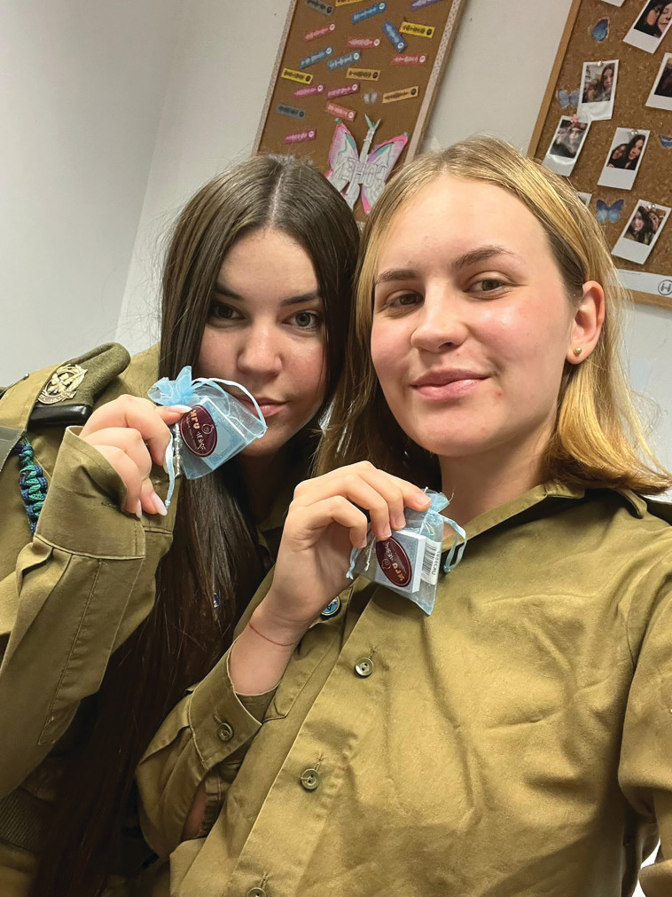 חיילות עם ספר תהיים ארט יודאיקה