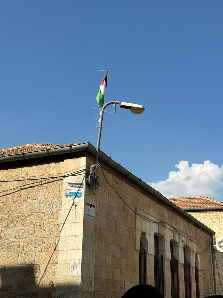 דגל אש''ף בשכונת מאה שערים בירושלים (צילום: דוברות המשטרה)