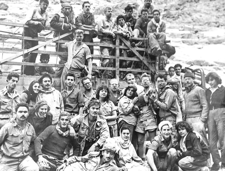 חצי מחברי קיבוץ נחל עוז בכניסה לרצועת עזה במבצע סיני אברהם כץ עוז הוא השני משמאל למטה