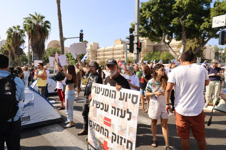 משפחות החטופים מול הקריה (צילום: דור סבג)