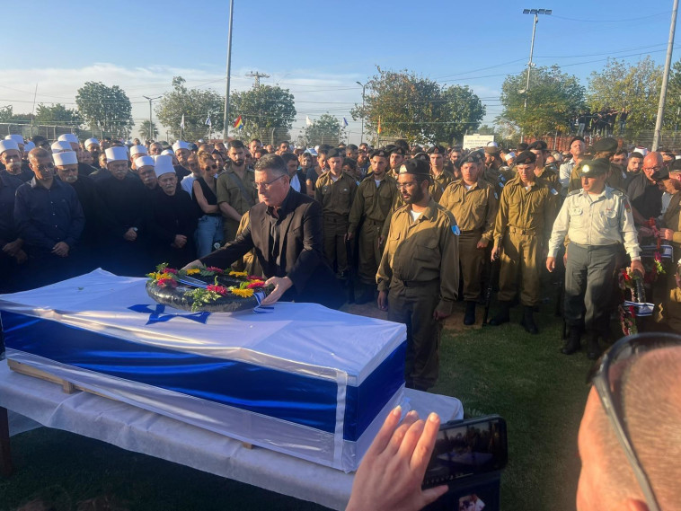 השר גדעון סער בהלוויתו של הלוויתו של סא''ל סלמאן חבקה ז״ל (צילום: רשתות חברתיות)