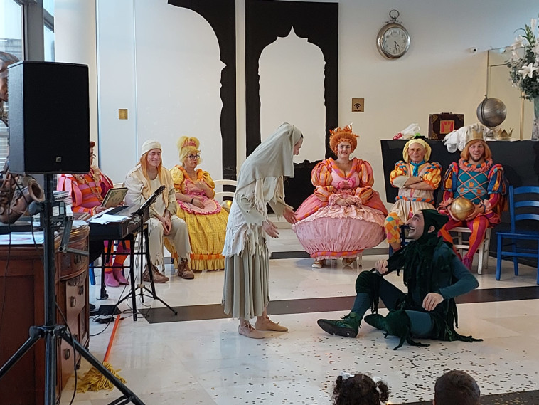 עוץ לי גוץ לי במלון ווסט