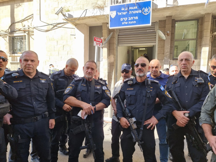 המפכ''ל יעקב שבתאי בזירת הפיגוע 