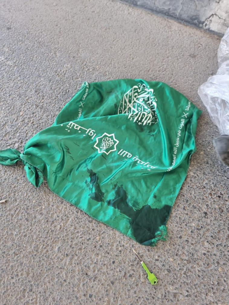 הדגל שנשאה על עצמה הצעירה בעת ניסיון הפיגוע 