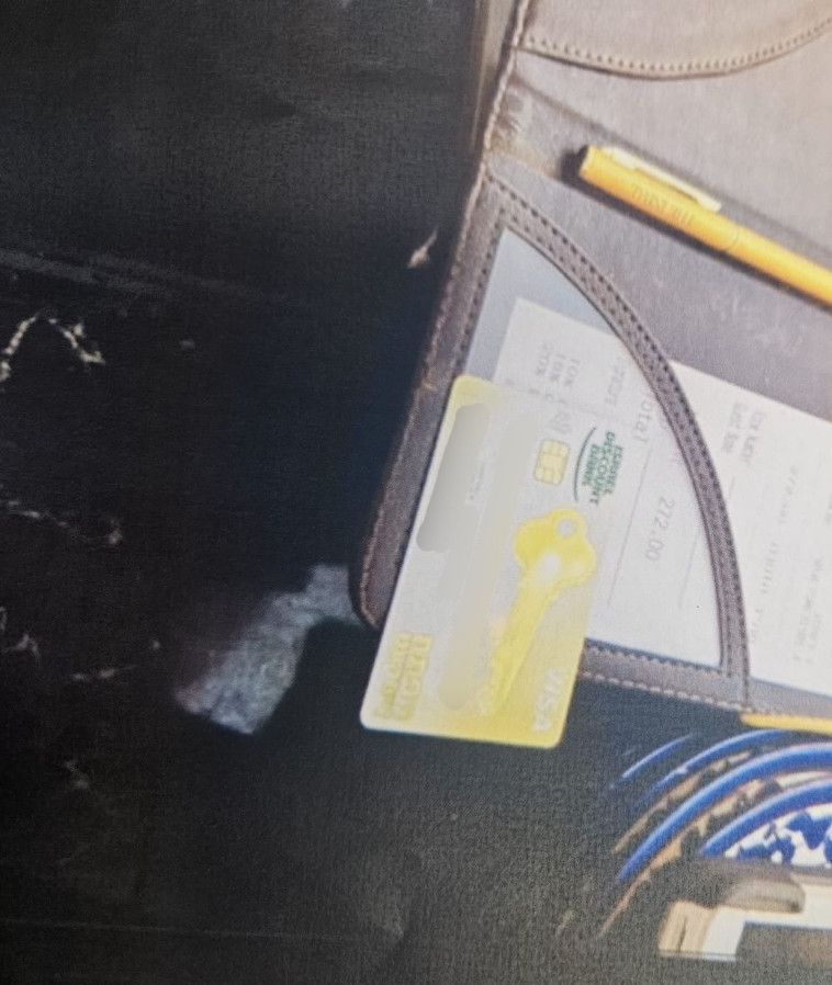 תמונות כרטיסי האשראי שצילם החשוד בהונאה (צילום: דוברות המשטרה)