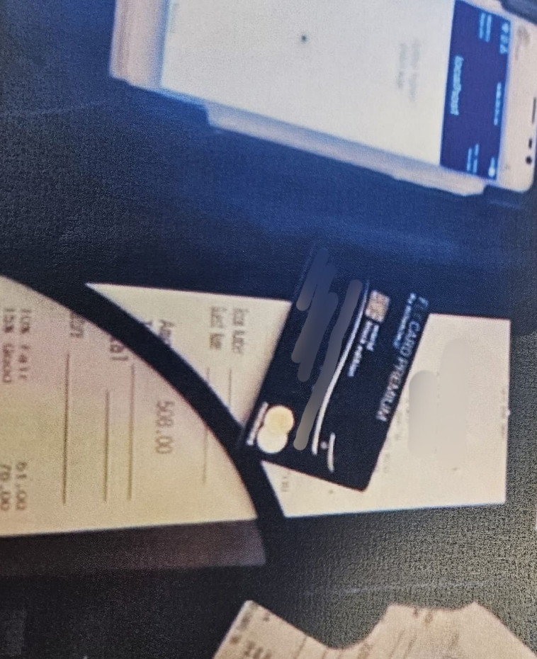 תמונות כרטיסי האשראי שצילם החשוד בהונאה (צילום: דוברות המשטרה)