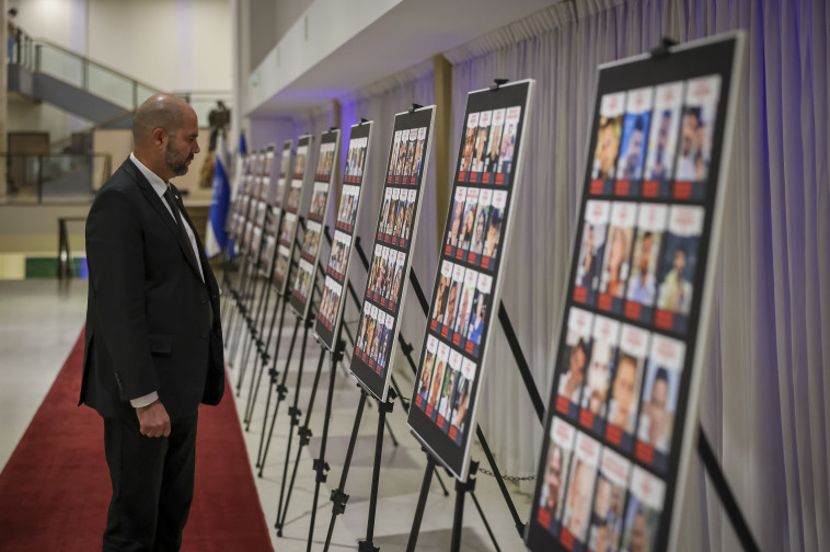 אמיר אוחנה ותמונות החטופים בכנסת