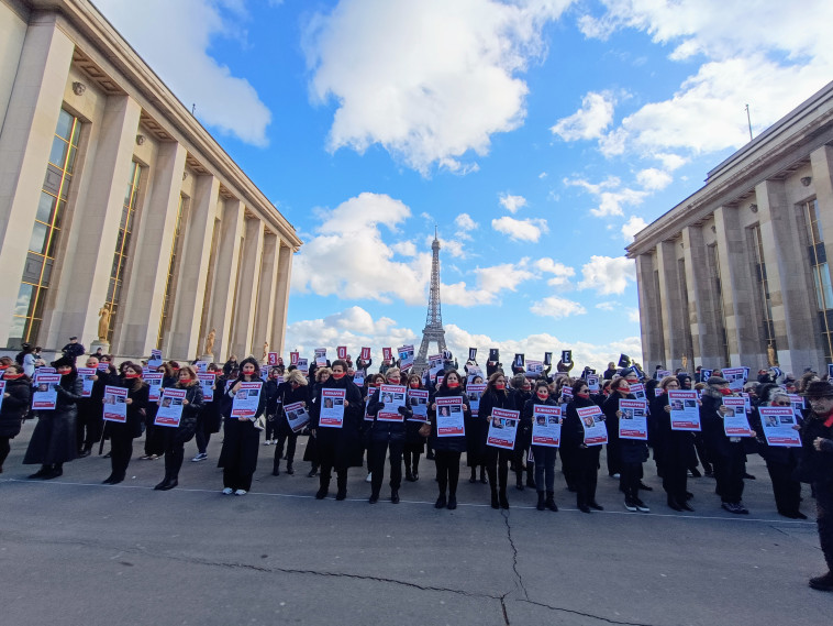240 שלטים עם שמות החטופים על ידי חמאס מול מגדל אייפל בפריז