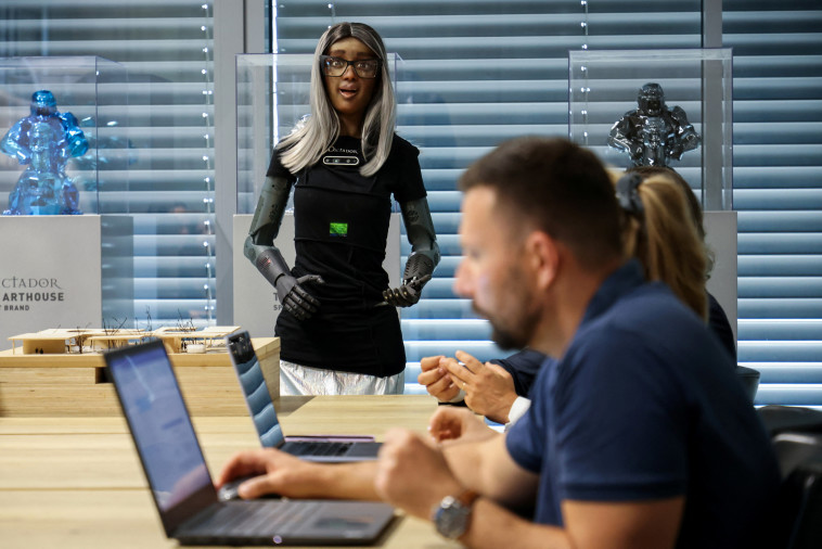 מיקה - רובוט דמוי אדם מתקדם שמונה למנכ''ל חברה (צילום: רויטרס)